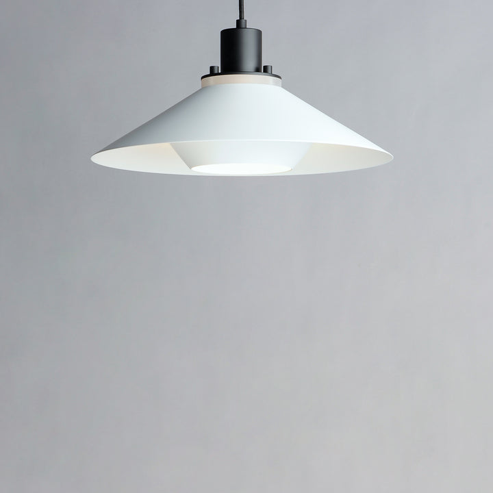 Oslo 15.75" 1-Light Medium Pendant Black / White alternate view