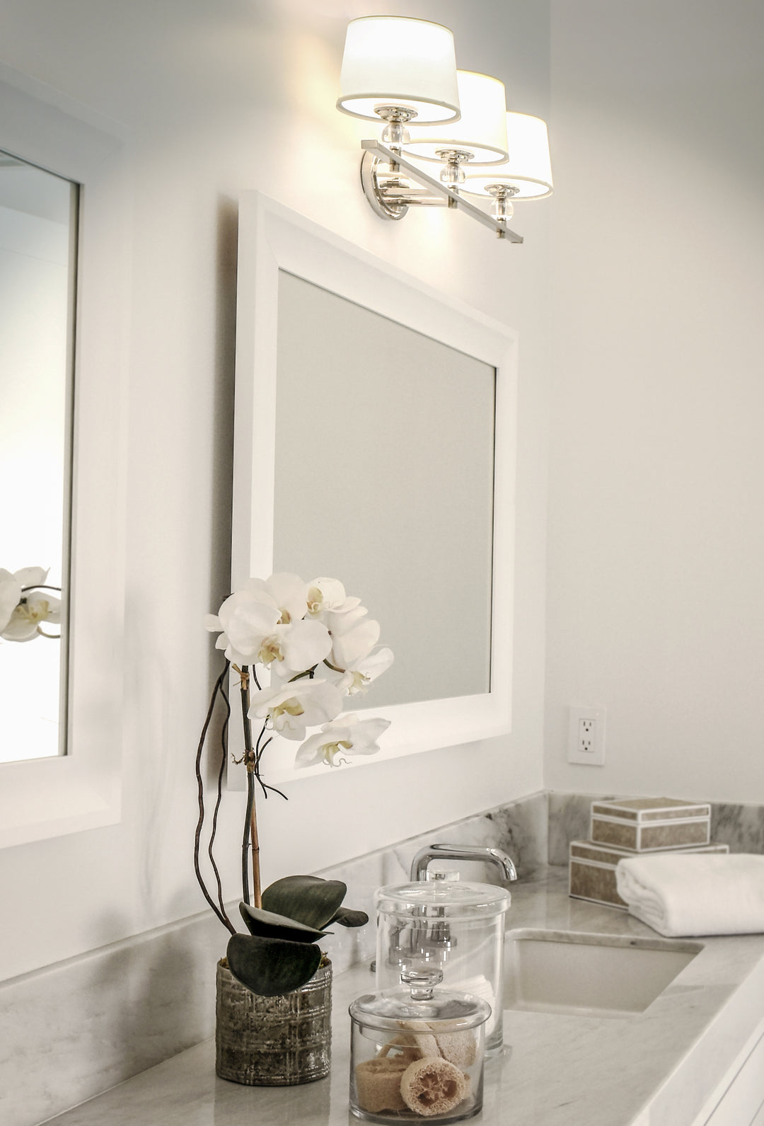 Rondo Bath Vanity White / Polished Nickel room setting